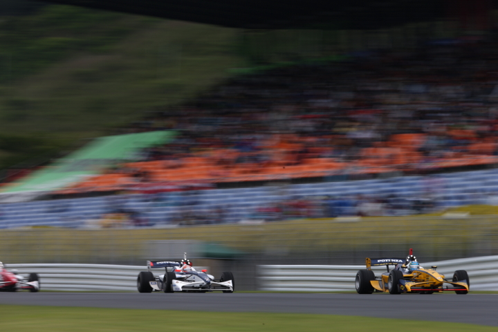 平川亮（KYGNUS SUNOCO Team LeMans）を追う小暮卓史（NAKAJIMA RACING）