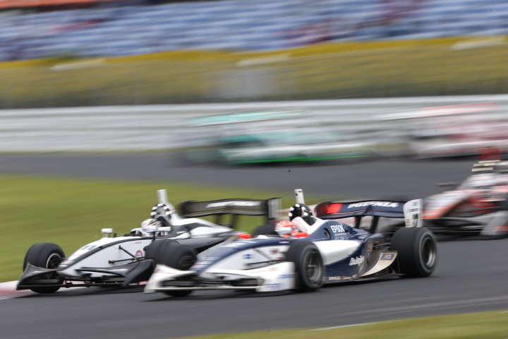 中山友貴（HP REAL RACING） vs 小暮卓史（NAKAJIMA RACING）