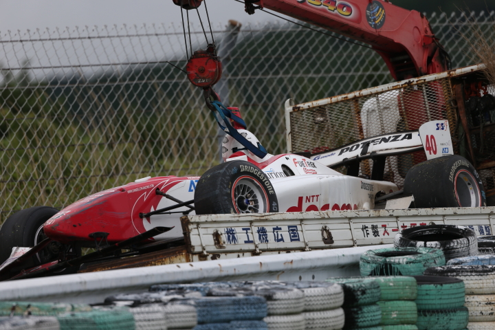 もらい事故でリタイアした伊沢拓也（DOCOMO TEAM DANDELION RACING）のマシン