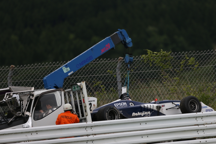 他車にプッシュされリタイアした小暮卓史（NAKAJIMA RACING）のマシン