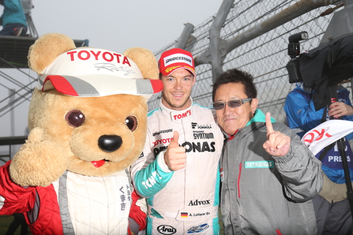 優勝したアンドレ・ロッテラーと舘信秀監督（PETRONAS TEAM TOM'S）
