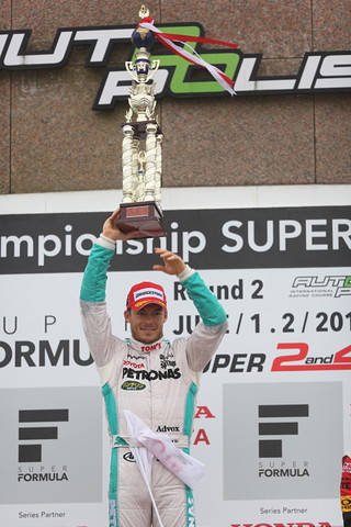 表彰台での優勝したアンドレ・ロッテラー（PETRONAS TEAM TOM'S）