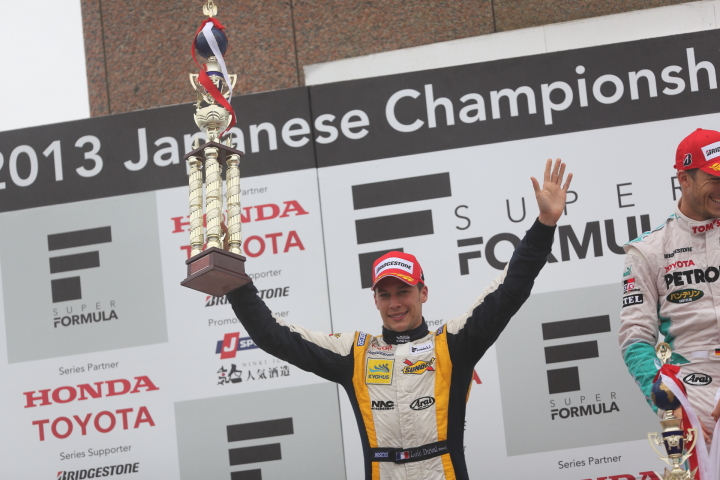 表彰台での2位入賞ロイック・デュバル（KYGNUS SUNOCO Team LeMans）