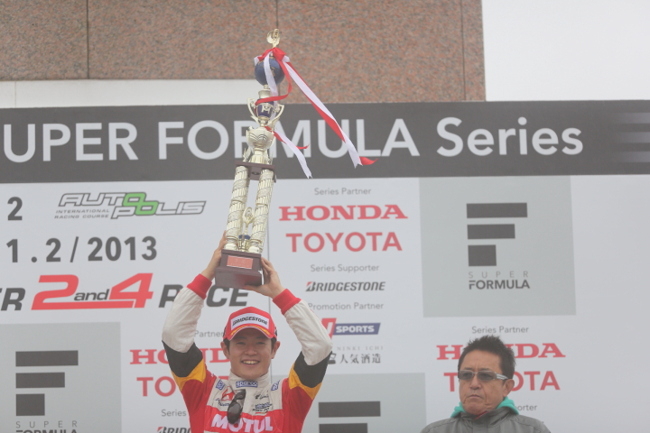 表彰台での3位入賞山本尚貴（TEAM 無限）