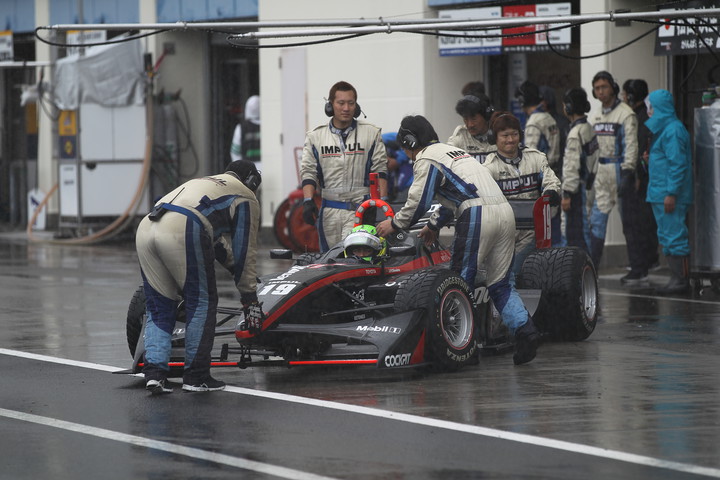 予選でピットインしたジョアオ・パオロ・デ・オリベイラ（インパル）