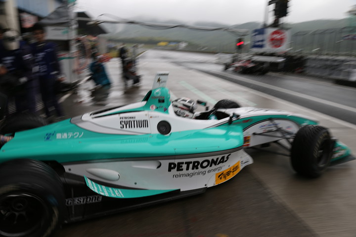 予選に出撃するアンドレ・ロッテラー（トムス）