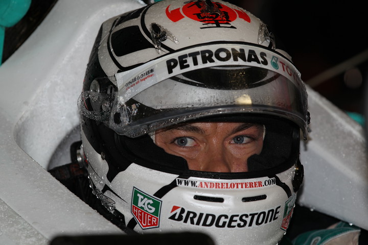 公式予選: ピットで待機中のアンドレ・ロッテラー（トムス）