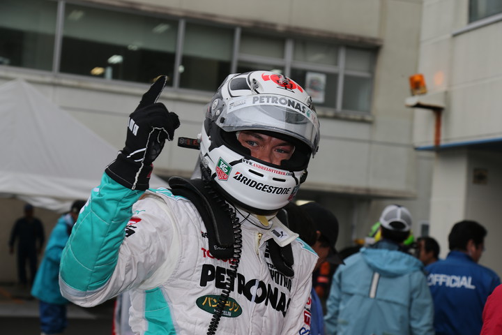 ポールポジションを獲得しガッツポーズのアンドレ・ロッテラー（トムス）