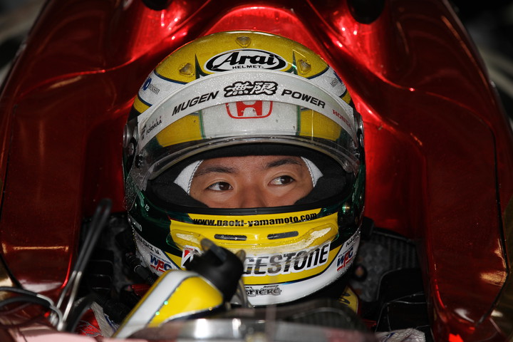 公式予選: ピットで待機中の山本尚貴（無限）