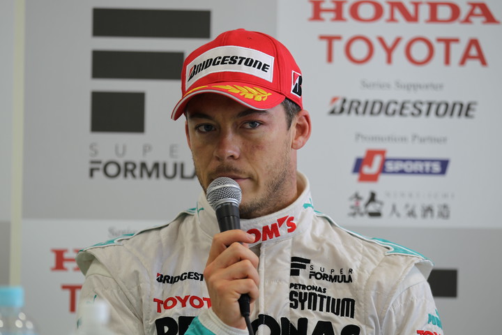 公式予選記者会見: ポールポジションのアンドレ・ロッテラー（トムス）