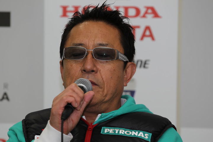 決勝記者会見: 優勝チーム監督の舘信秀氏（トムス）