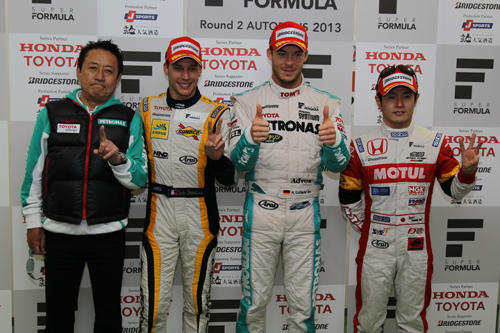 決勝フォトセッション: トップ3のドライバーと優勝チーム監督