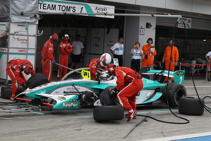 フリー走行2回目: タイヤ交換するアンドレ・ロッテラーのチームクルー（トムス）