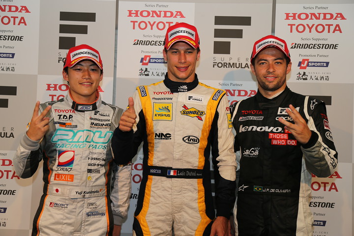 公式予選フォトセッション: 予選上位3名のドライバーたち