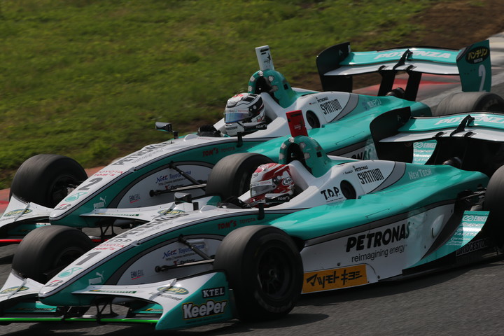 中嶋一貴（トムス）とアンドレ・ロッテラー（同）のチームメート同士の争い