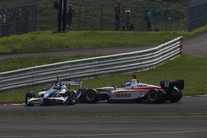 スタート直後の1コーナーでリチャード・ブラッドレー（KCMG）と嵯峨宏紀（ルボーセ）が接触してリタイア