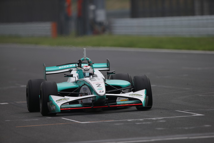 手を上げてフィニッシュする優勝のアンドレ・ロッテラー（トムス）