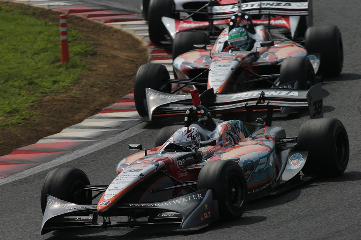 レース序盤、平手晃平（セルモ・インギング）と国本雄資（同）のチームメート同士の争い