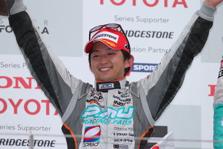 表彰式にて、決勝2位の平手晃平（セルモ・インギング）