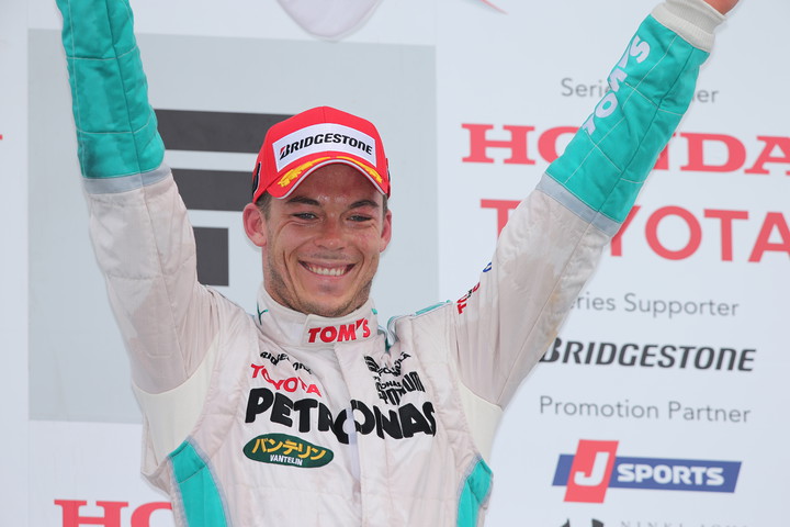 表彰式にて、優勝のアンドレ・ロッテラー（トムス）