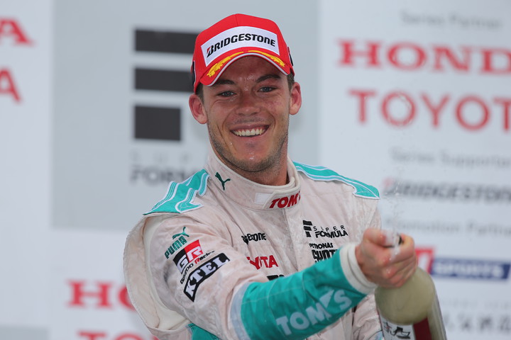 アンドレ・ロッテラー（トムス）、表彰式でのスパークリング日本酒ファイト