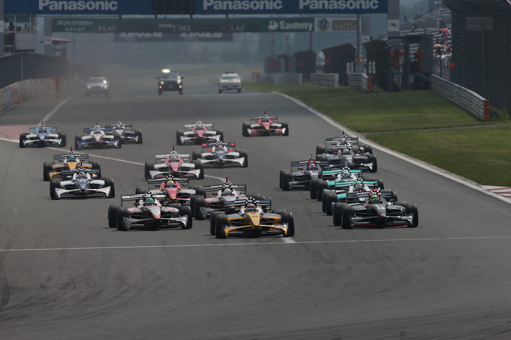 55周の決勝レースがスタートした