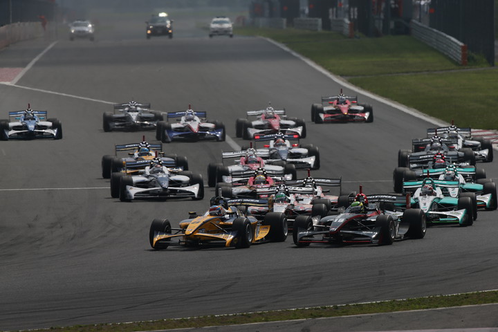 55周の決勝レースがスタートした