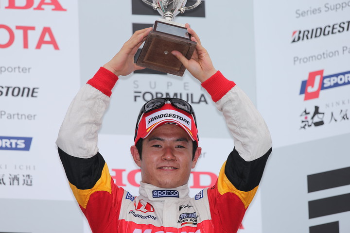 表彰式にて、決勝3位の山本尚貴（無限）