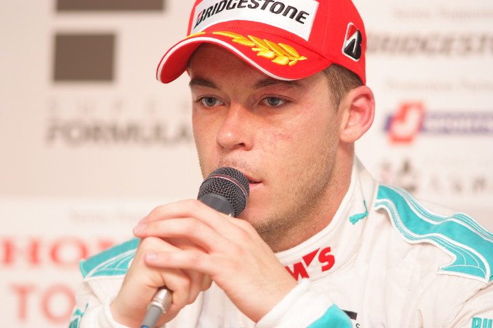 決勝記者会見: 優勝したアンドレ・ロッテラー（トムス）