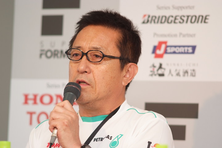 決勝記者会見: 優勝チーム監督の舘信秀氏（トムス）