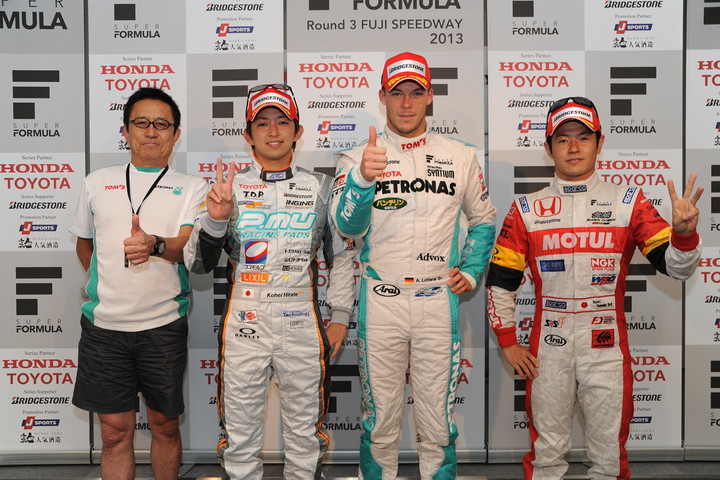 決勝フォトセッション: トップ3と優勝チーム監督