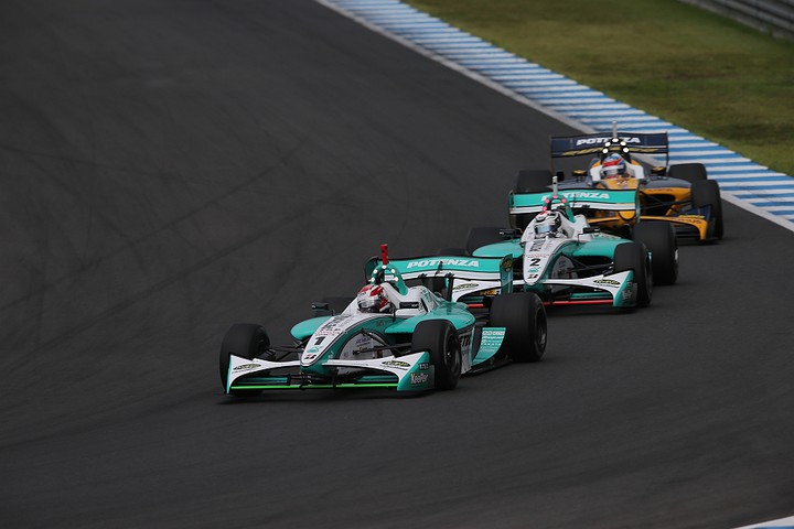 レース序盤から中盤にかけてのトップ3の争い