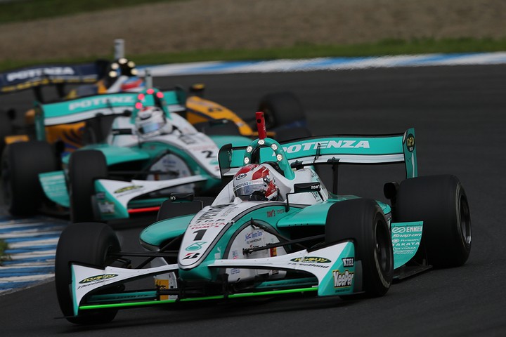 レース序盤から中盤にかけてのトップ3の争い