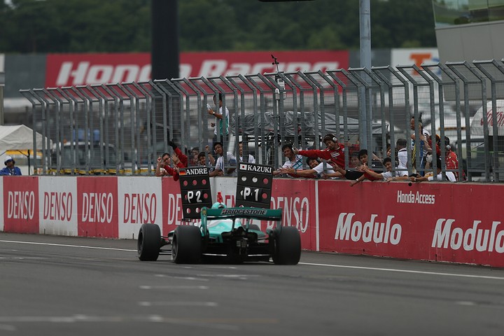 歓喜のチームクルーに向い入れられフィニッシュする中嶋一貴（トムス）