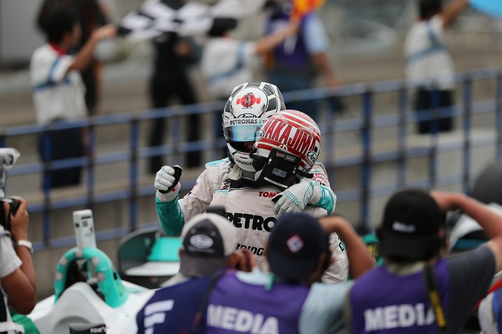 1-2フィニッシュを飾りチームメート同士で抱き合う中嶋一貴とアンドレ・ロッテラー（トムス）