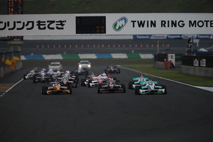 52周の決勝レースがスタートした