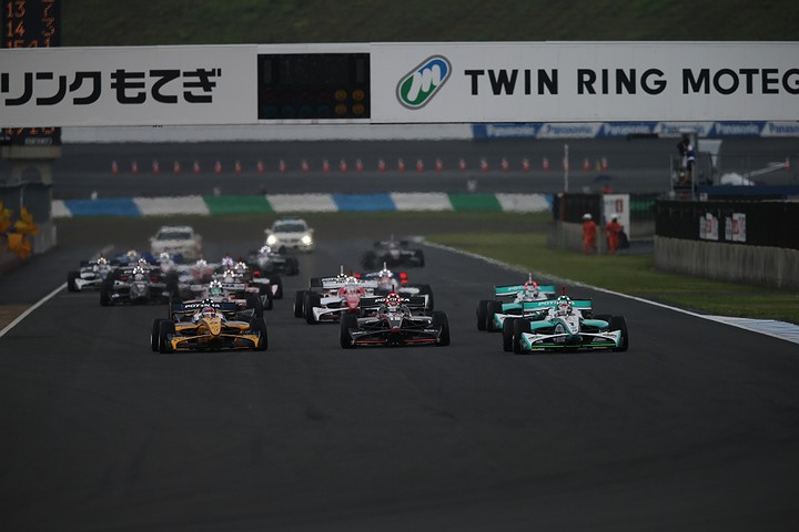 52周の決勝レースがスタートした