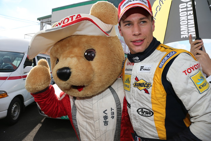 公式予選: くま吉くんに祝福されるポールのロイック・デュバル（キグナス・スノコ）