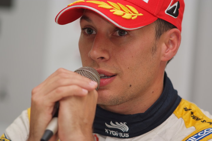 公式予選記者会見: ポールポジションのロイック・デュバル（ルマン）