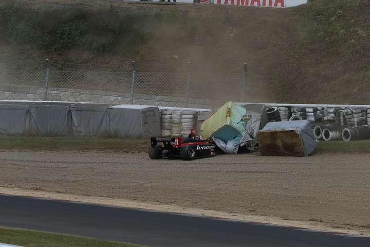 ブレーキトラブルで1コーナーを真っすぐ走りクラッシュしたジョアオ・パオロ・デ・オリベイラ（インパル）