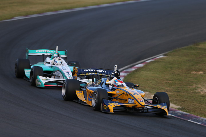 レース終盤のロイック・デュバルとアンドレ・ロッテラーの行き詰まる戦い