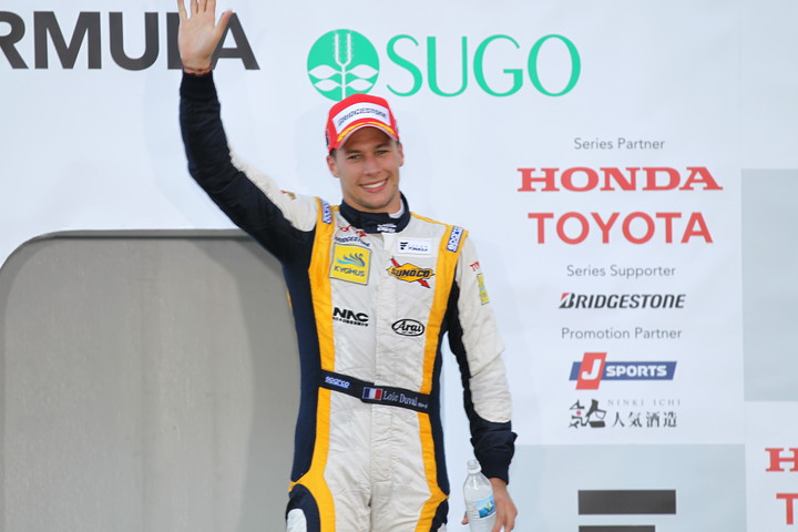 暫定表彰式: 優勝したロイック・デュバル（ルマン）