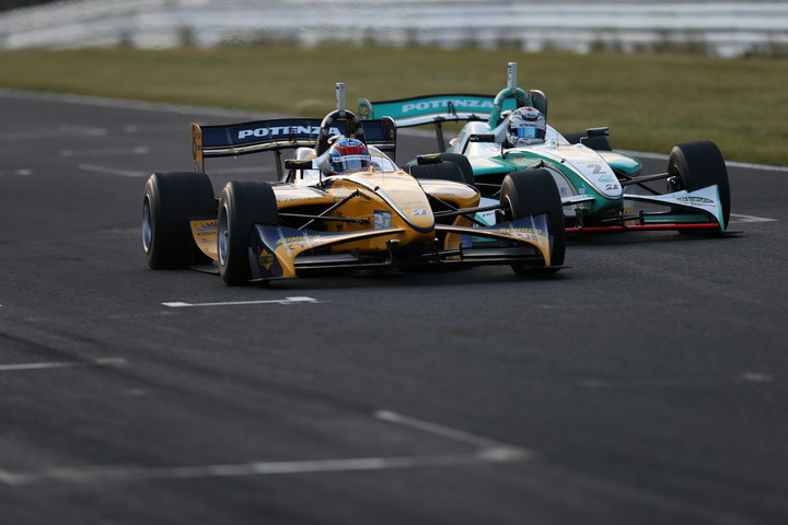 僅差でなだれ込むようにフィニッシュラインを横切るロイック・デュバルとアンドレ・ロッテラー