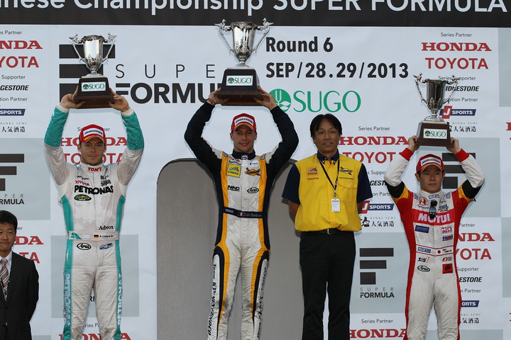 暫定表彰式: トロフィーを高々と掲げるトップ3のドライバーたち