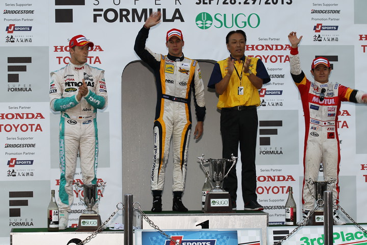 暫定表彰式: トップ3のドライバーたち