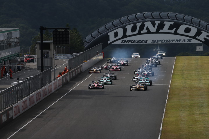 68周の決勝レースがスタートした