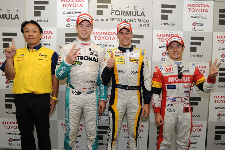 決勝フォトセッション: トップ3と優勝チーム監督
