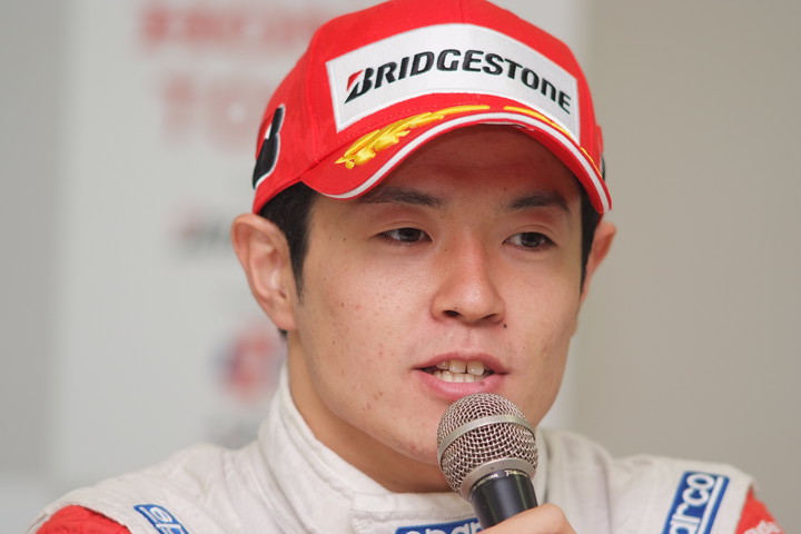 決勝記者会見: 3位の山本尚貴（無限）