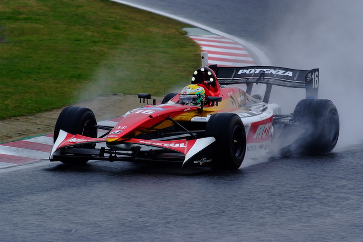 第1レース決勝: 優勝は山本尚貴（無限）