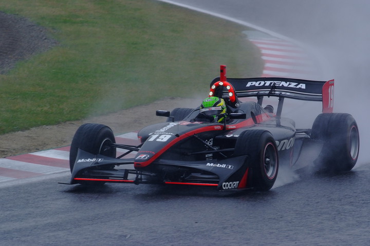 第1レース決勝: 3位はジョアオ・パオロ・デ・オリベイラ（インパル）